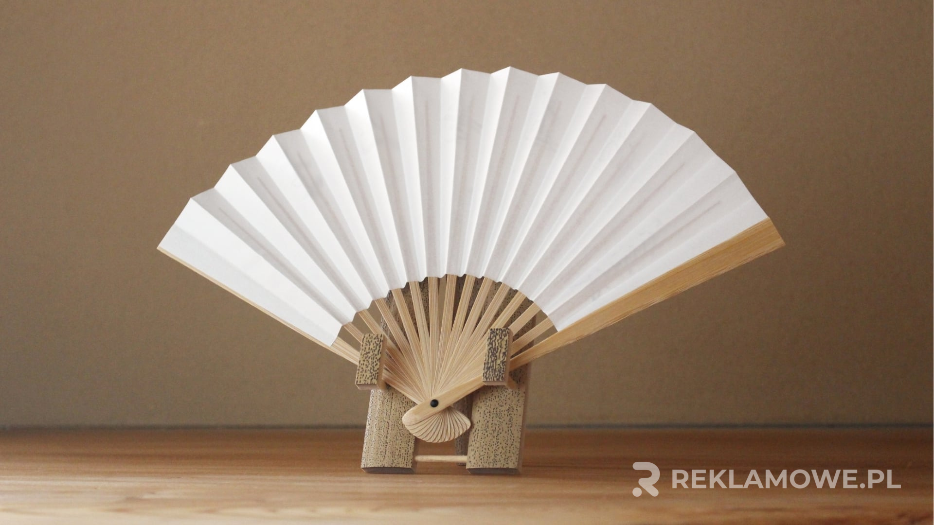 Ekologiczne wachlarze reklamowe na tle natury