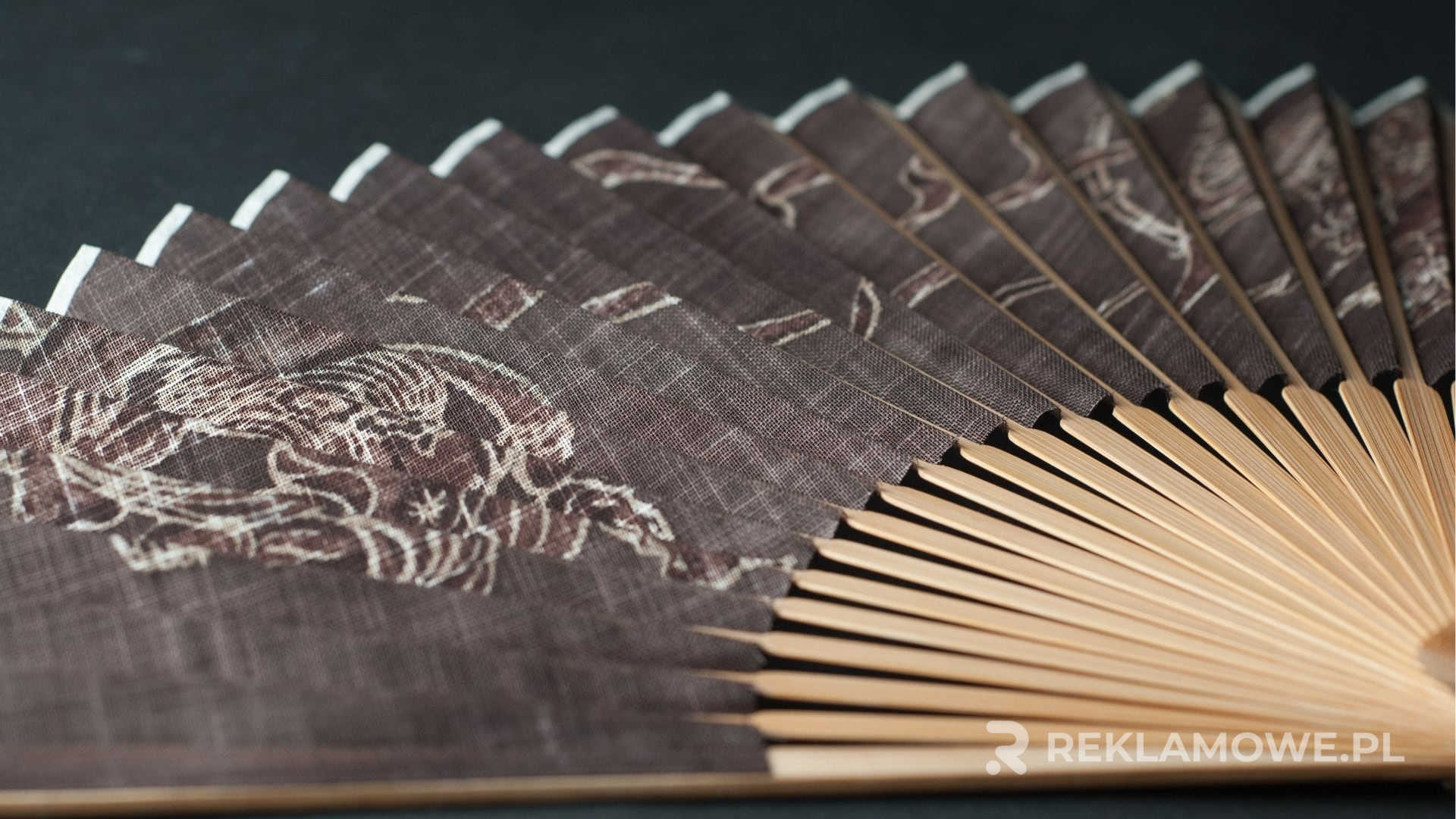 Różnorodność wachlarzy reklamowych o różnych stylach i wzorach