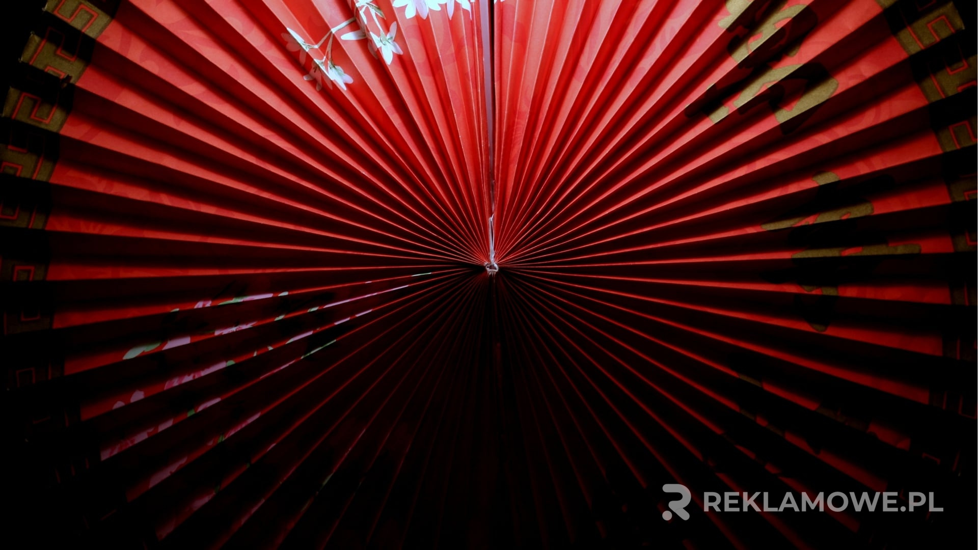 Wpływ koloru i wzoru na efektywność wachlarzy reklamowych Wachlarze reklamowe z różnymi wzorami i kolorami