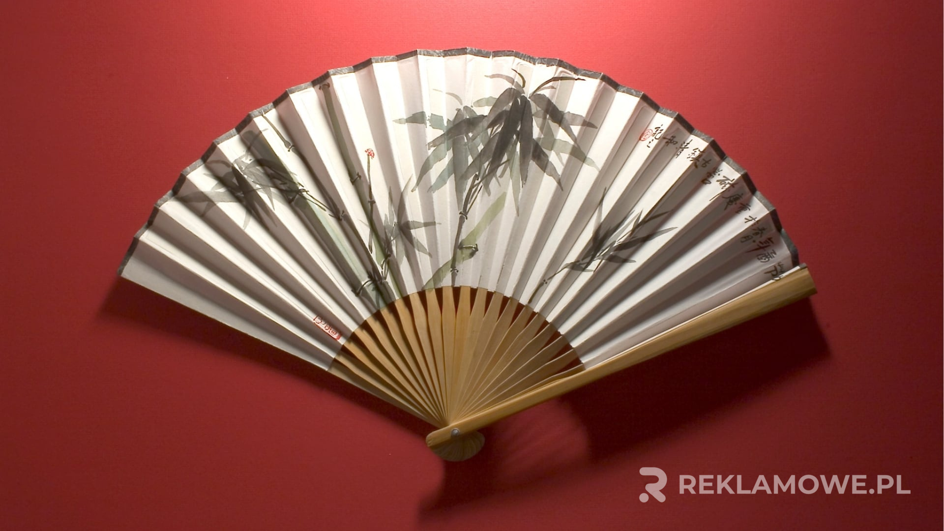 Wachlarz reklamowy z informacjami biznesowymi