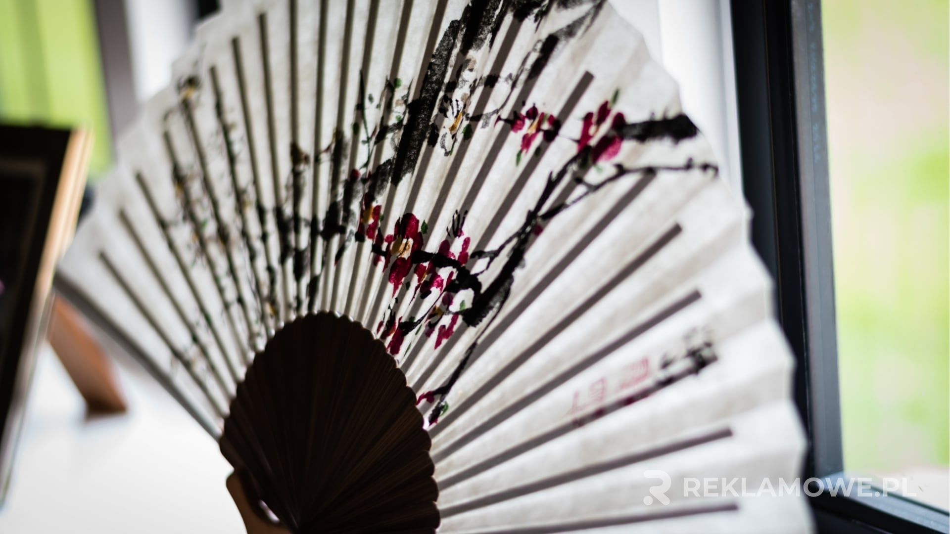 Kolorowy wachlarz reklamowy w kontekście modowym