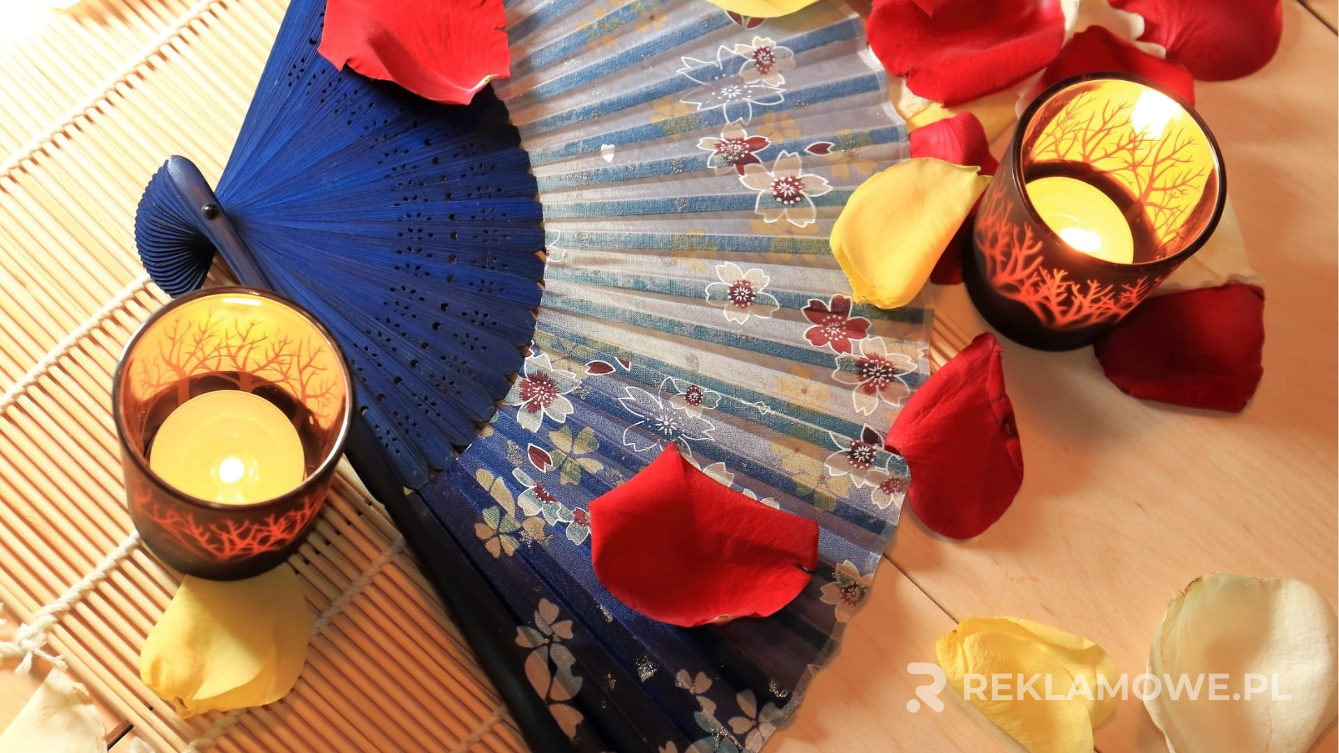 Kolorowe wachlarze reklamowe różnych firm